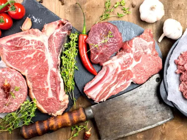 Warum man Fleisch vor dem Kochen immer aus dem Kühlschrank nehmen muss (und wie lange)