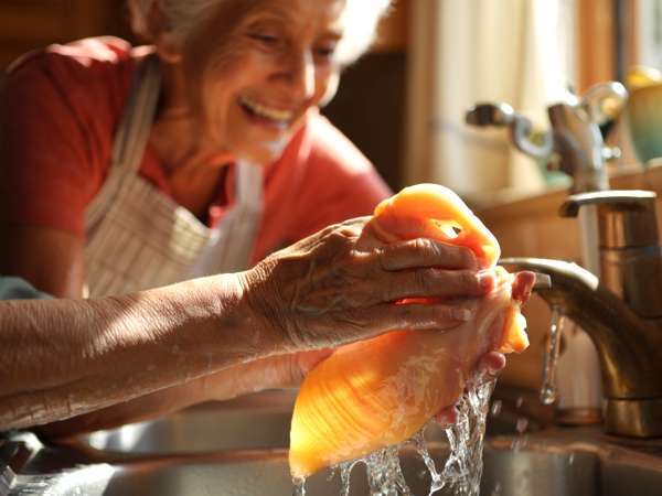 Muss man Hühnerfleisch wirklich waschen, bevor man es kocht? Die Wahrheit, die dir deine Mutter und Großmutter nie erzählt haben