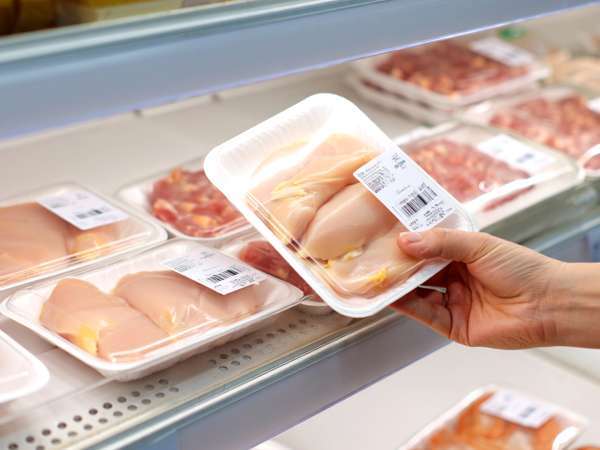Das Hähnchen im Supermarkt sieht gleich aus, aber es gibt etwas, das kaum jemandem auffällt, bevor er es kauft