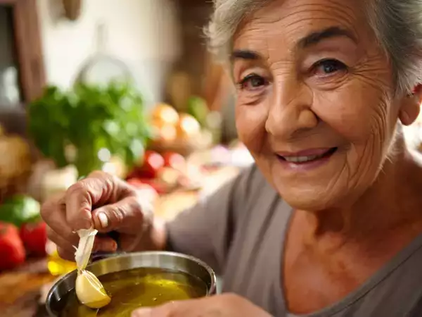 Oma hat es schon immer gewusst: Knoblauch muss entfernt werden und der Grund dafür ist nicht das, was Sie denken