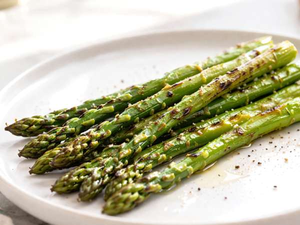 Wie man grünen Spargel zubereitet: wann man ihn grillt, kocht, dünstet und backt
