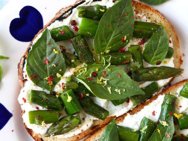 Die Frühlingsbruschetta, die jeder will: frisch, cremig und in wenigen Minuten zubereitet