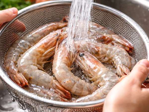 Waschen Sie Ihre Garnelen vor dem Kochen? Verstehen Sie, warum diese übliche Geste Ihr größter Fehler sein könnte