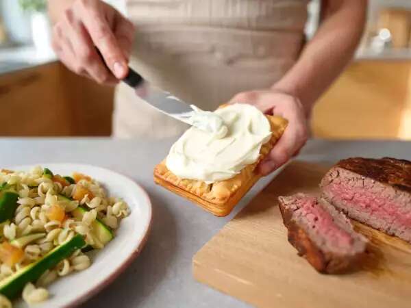 Tagesmenü, 28. April: italienische Zucchini-Pasta, Hacksteak aus dem Air Fryer und Pfirsich-Vanilleschnitten