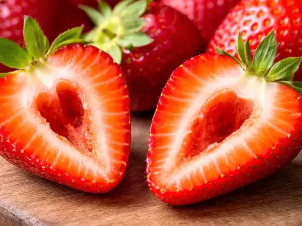 Warum haben manche Erdbeeren Löcher im Inneren? Es gibt einen unausgesprochenen Grund