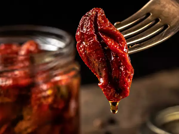 Sonnengetrocknete Tomaten in Öl: ein Geschmackskonzentrat in der Speisekammer und 10 Rezepte, um es optimal zu nutzen.
