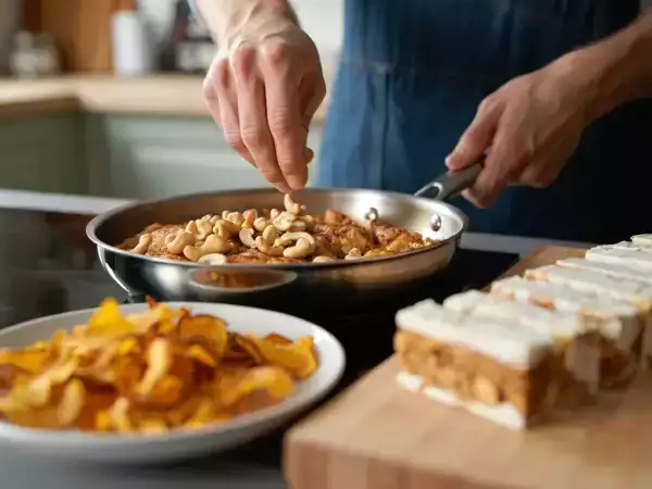 Tagesmenü, 1. Mai: Kürbis-Chips, Hähnchen mit Cashew-Nüssen und Erdmandelnougat-Schnitten