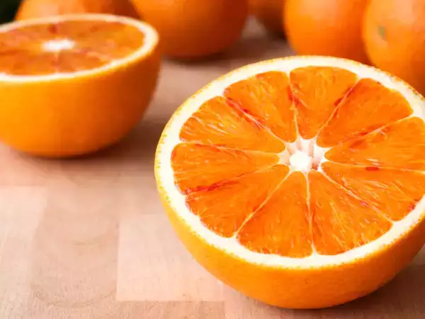 Der weiße Film auf der Orange ist nicht zufällig da, und was er bewirkt, kann überraschend sein
