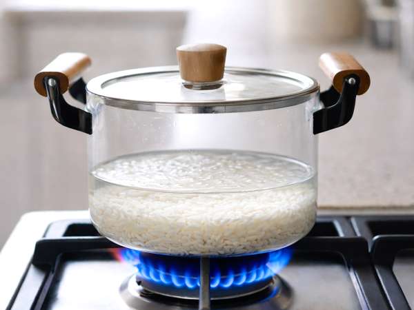 Man muss kein Wasser abmessen: der einfache Trick für losen Reis, den kaum jemand anwendet
