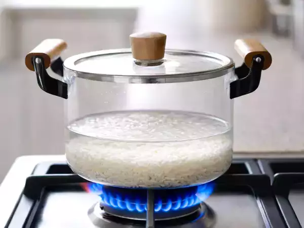 Man muss kein Wasser abmessen: der einfache Trick für losen Reis, den kaum jemand anwendet