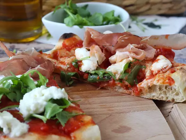 Entdecken Sie Pinsa: die leichtere Alternative zur Pizza, die Sie in wenigen Minuten zu Hause zubereiten können.