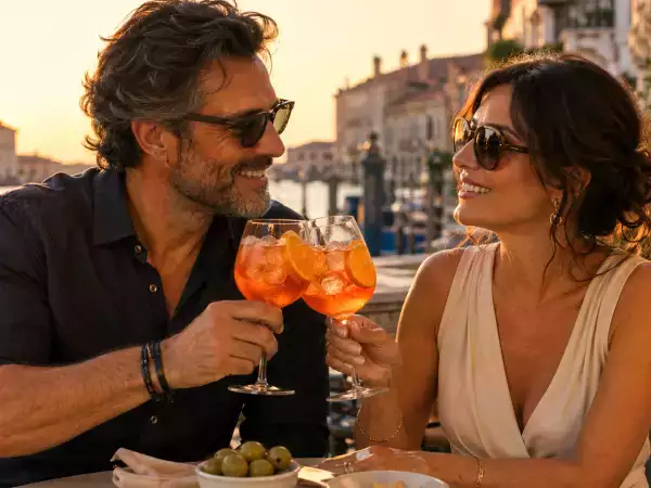Auf italienische Art anstoßen: vom Spritz bis zum Limoncello - die Getränke, die den italienischen Aperitif und das Getränk nach dem Essen erklären.