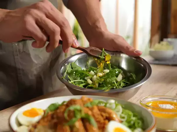 Tagesmenü, 21. Mai: frischer Fenchel-Salat, Hühnchen-Ramen und Zitronencreme