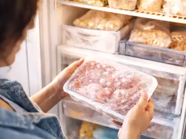 Auftauen vergessen? Mit diesem einfachen Trick ist das in wenigen Minuten erledigt und jede Mahlzeit gerettet