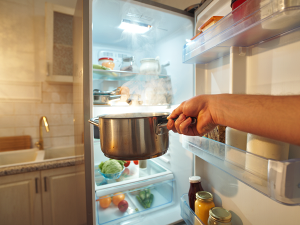 Warum es besser ist, einen Topf mit Resten abkühlen zu lassen, bevor man ihn in den Kühlschrank stellt