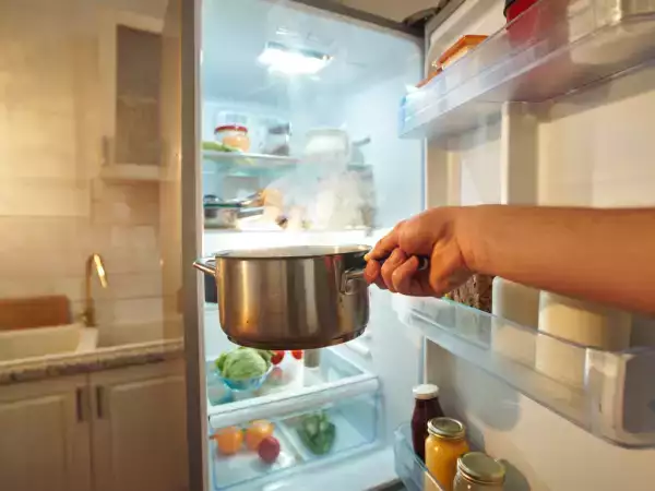 Warum es besser ist, einen Topf mit Resten abkühlen zu lassen, bevor man ihn in den Kühlschrank stellt