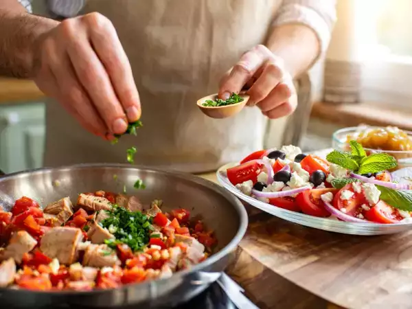 Tagesmenü, 27. Mai: Frischer Genuss mit griechischem Salat, Thunfisch all'arrabbiata und Pfannkuchen