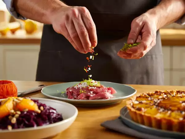 Tagesmenü, 1. Juni: Ein Fest der Aromen mit Rotkohl, Limetten-Chili und Ananas-Kuchen