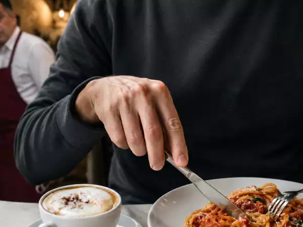 Was man bei Pasta, Kaffee und Pizza niemals tun sollte, wenn ein Italiener in der Nähe ist