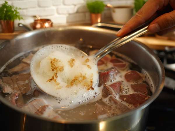 Für den seltsamen Schaum auf dem Fleisch gibt es eine Erklärung, die alles in der Küche verändert