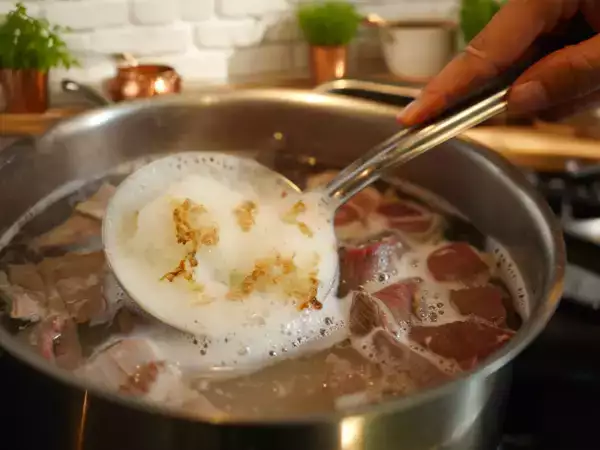 Für den seltsamen Schaum auf dem Fleisch gibt es eine Erklärung, die alles in der Küche verändert