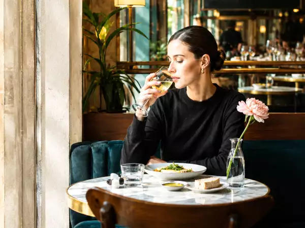 Der Tisch für eine Theorie: Warum sich alleine essen nicht mehr wie eine Niederlage anfühlt, sondern wie ein kleiner Luxus