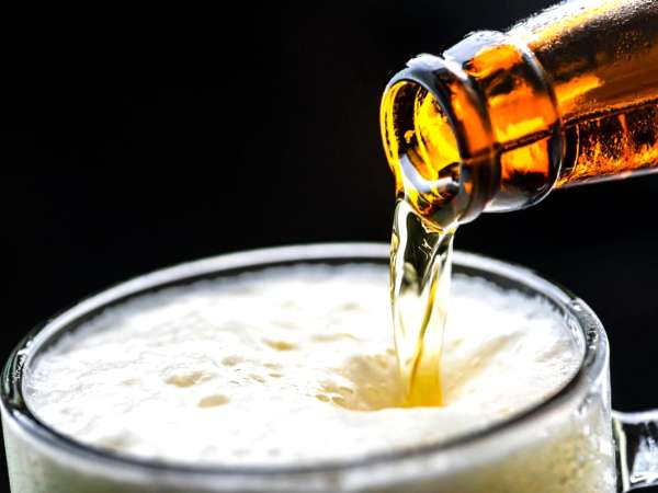 Warum schäumt Bier weniger, wenn man das Glas kippt?
