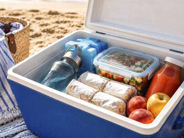 Wie Sie Ihre Kühltasche am Strand organisieren: Was gehört nach unten, was nach oben und was sollten Sie nicht mitnehmen?