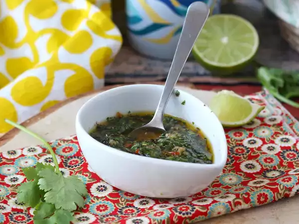 Chimichurri, die argentinische Sauce, die bei deinen Grillpartys nicht fehlen darf: Was sie enthält und drei Tipps für ein perfektes Ergebnis