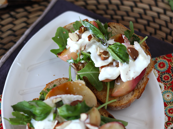 Burrata und Obst: die köstlichsten Kombinationen des Sommers (und die, die man derzeit überall sieht)