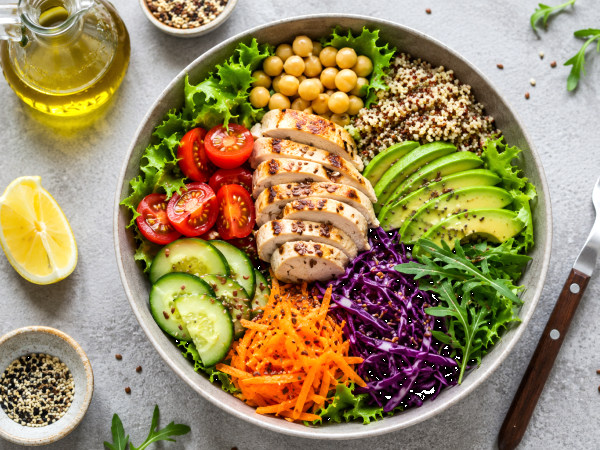 Die Zutaten, die Ihre Salate richtig sättigend machen (und den Heißhunger um 16 Uhr verhindern)