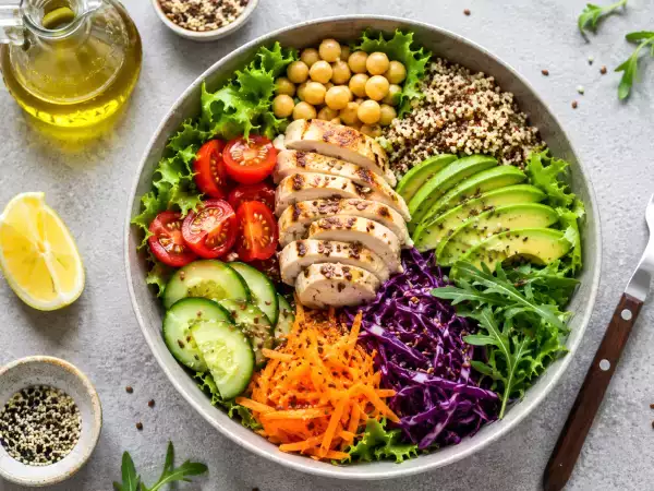 Die Zutaten, die Ihre Salate richtig sättigend machen (und den Heißhunger um 16 Uhr verhindern)