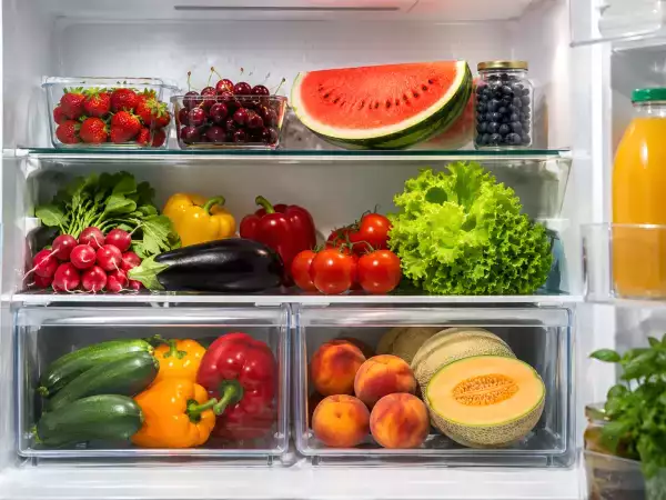 Im Kühlschrank oder draußen? Hier erfahren Sie, wo Sie Ihr Sommerobst und -gemüse aufbewahren sollten, damit es länger frisch bleibt