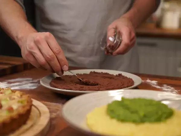 Tagesmenü, 15. Juni: köstliche Rhabarber-Streusel-Tarte, Polenta mit Zucchini und laktosefreie Avocado-Brownies