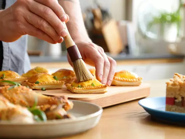 Tagesmenü, 19. Juni: köstliche Rosenbörek, herzhaftes Huhn und fruchtiger Rhabarberkuchen