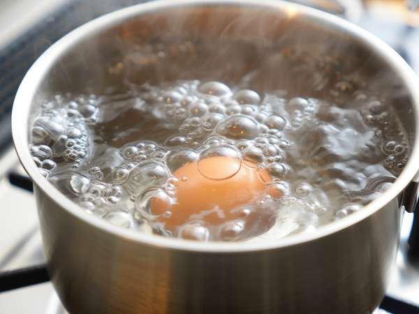 Wie kocht man ein Ei richtig: in kaltem Wasser, in kochendem Wasser oder in einem heißen Topf?