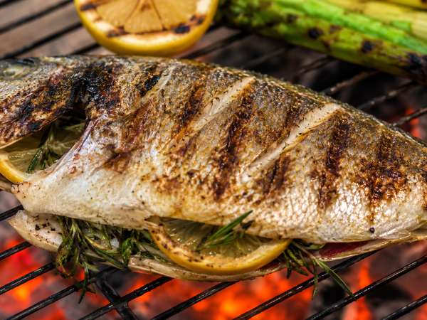 Fisch vom Grill: Tipps, damit er nicht anklebt, nicht zerfällt und genau richtig saftig wird