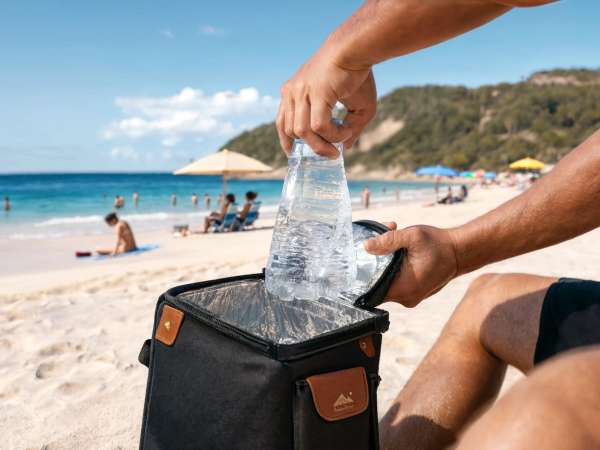 Wie man Getränke an den Strand mitnimmt, ohne dass sie ihre Kühle verlieren