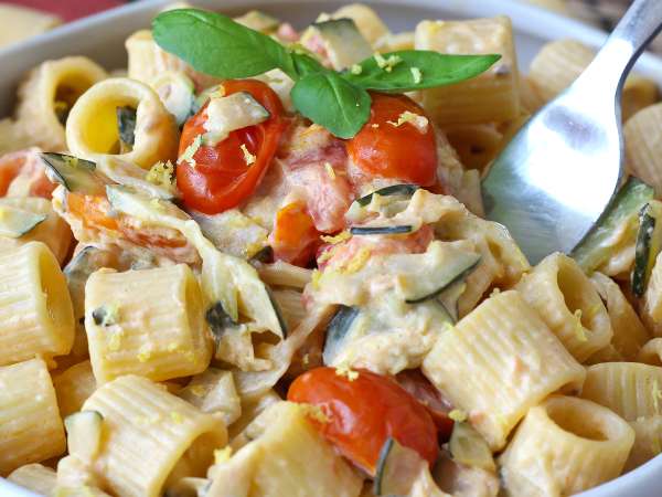Diese Nudeln mit Zucchini werden das Rezept sein, das du den ganzen Sommer über immer wieder zubereiten wirst: cremig, leicht und im Handumdrehen fertig