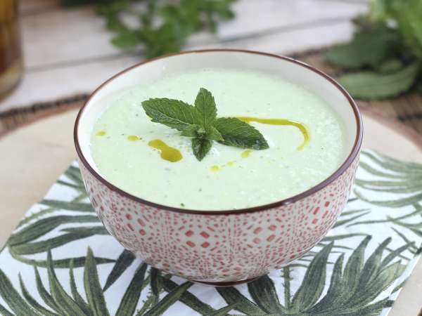 Mehr als nur Gazpacho: 12 kalte Suppen und Cremesuppen für eine gesündere Ernährung bei heißem Wetter