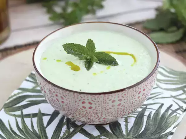 Mehr als nur Gazpacho: 12 kalte Suppen und Cremesuppen für eine gesündere Ernährung bei heißem Wetter