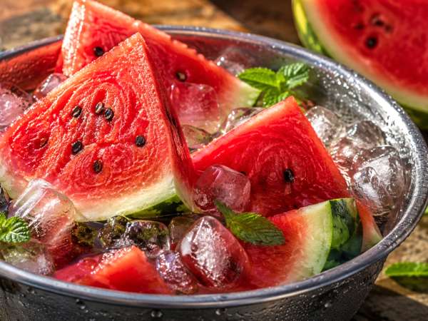 Der clevere Trick, um eine Wassermelone schnell zu kühlen: perfekt, wenn du wenig Zeit hast und sie genießen möchtest
