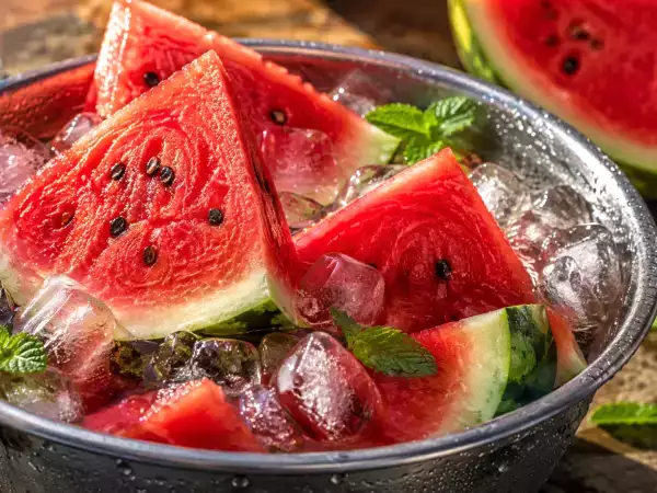 Der clevere Trick, um eine Wassermelone schnell zu kühlen: perfekt, wenn du wenig Zeit hast und sie genießen möchtest