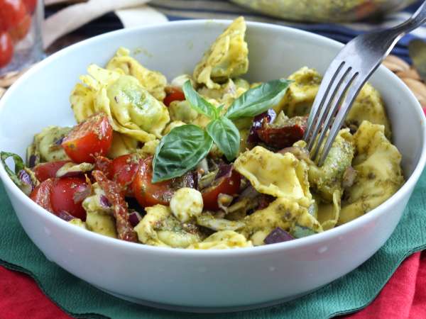 Kalter Tortellini-Salat: Puristen werden die Nase rümpfen, aber er ist schneller weg als der Reissalat