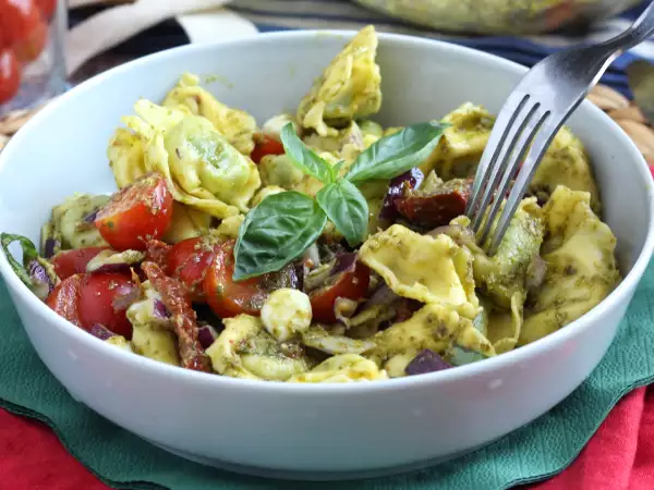 Kalter Tortellini-Salat: Puristen werden die Nase rümpfen, aber er ist schneller weg als der Reissalat