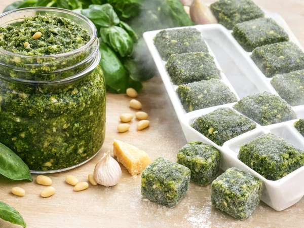 Im Sommer zubereitetes und für den Winter eingefrorenes Pesto: Wie lange hält es wirklich und wie bewahrt man es richtig auf, damit es nicht schlecht wird?
