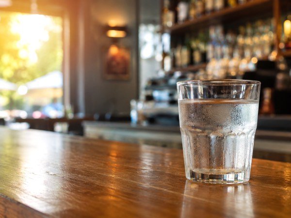 Hitzewelle: Ist eine Bar verpflichtet, Ihnen ein Glas Wasser anzubieten, wenn Sie nichts bestellen?