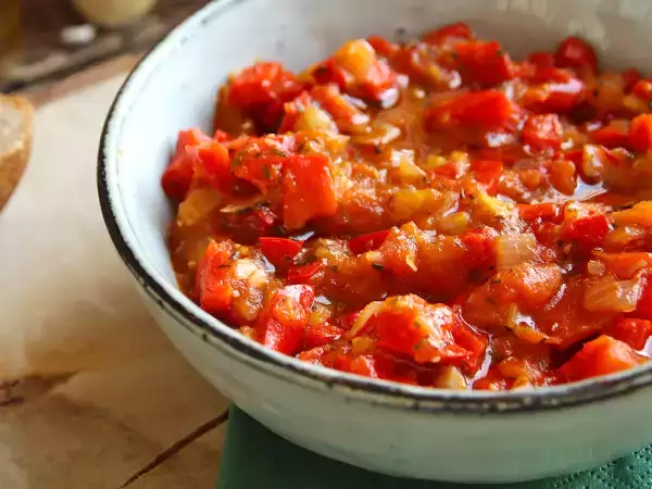 Bereite im Sommer die Tomaten-Paprika-Soße zu und friere sie ein: Im Winter ist sie die Rettung für die Pasta – und nicht nur dafür