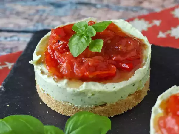 Kleine herzhafte Käsekuchen in Einzelportionen: frisch, cremig und einfach zu servieren – für jeden Anlass