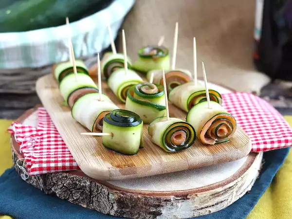 Zu viele Zucchini? Dieses Rezept mit gerollten Zucchini-Röllchen lässt sich kalt genießen und ist eine willkommene Abwechslung zum Gratin.